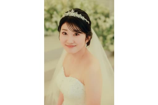 上品なシニヨンスタイルに合わせたティアラがとてもきれい