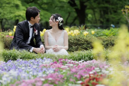 色とりどりの花畑に囲まれて、見つめ合うふたり