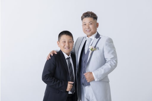 肩を組んで仲良く決める親子カット