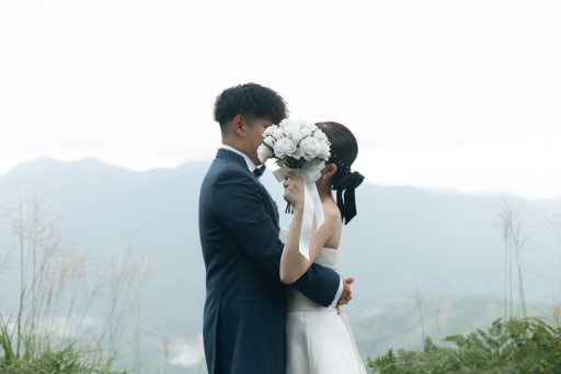 無理のない姿勢で、ふたりの落ち着いた表情がきれいに残る柔らかい印象のカットです。