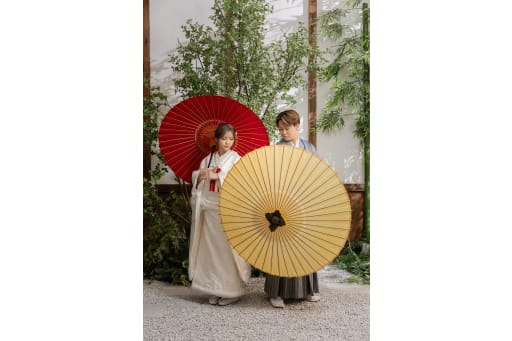 赤と白の番傘で