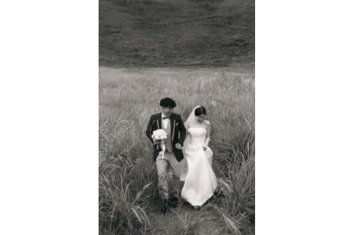 色を抑えることで輪郭が際立ち、同じロケーションでも印象が整う落ち着いた仕上がりです。