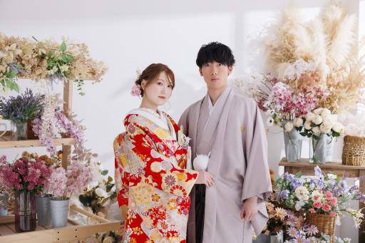 まずは和装から横浜駅前店のハウススタジオで撮影♪ お花屋さん背景に可愛く！