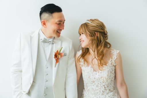 ホワイトで合わせるふたりのコーディネート