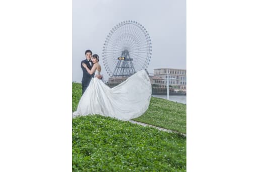 ドレスを靡かせて