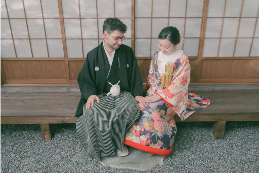 手を重ね合って