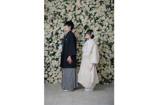 まずはバラの背景で、ペンギンみたいに可愛く棒立ちポーズ！