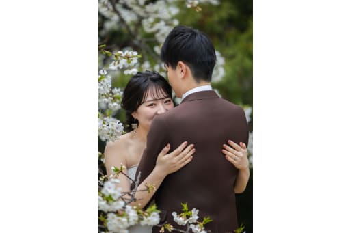 桜のヴェールに包まれて永遠の愛を誓う