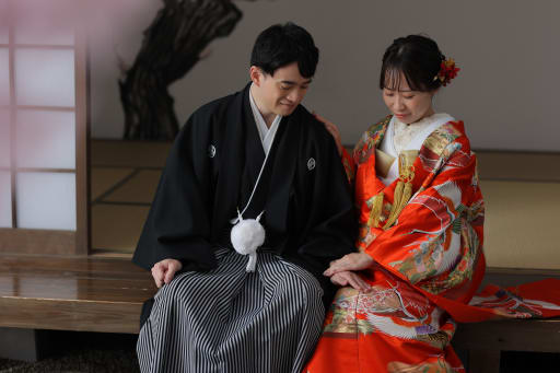 手元を見つめて