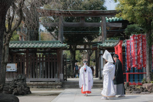 巫女さんのあとに続いて、、