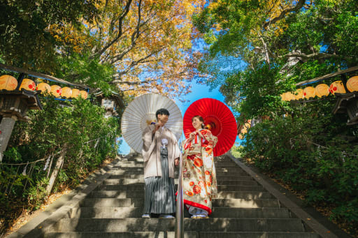 和装には和傘がとっても似合います。天気もお二人を祝福するかのような見事な晴天ですね〜！
