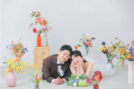 色とりどりの花々の中で描く、夢のような世界観