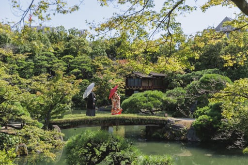 橋の上で