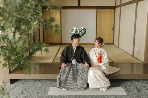 屋内庭園の縁側で