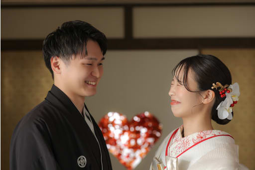 こんな表情だよ！と新郎様にお手本を見せる新婦様