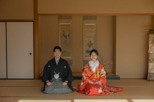 茶室でかわいく正座