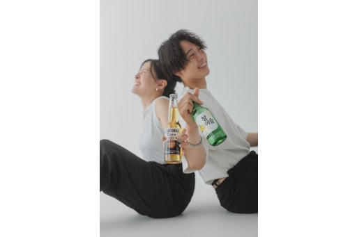 背中合わせで乾杯！お酒を手にしたリラックスカット