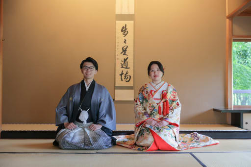 床の間の前で正座、和やかなご挨拶