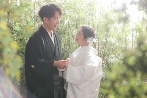 柔らかな光の中で手を取り合って