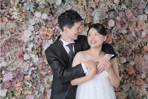 ご新郎様からご新婦様へのバックハグ！！お二人とも自然と笑顔になっていて素敵でした！素敵な撮影ありがとうございました！！