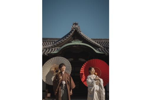 建物の前で和傘をもって！