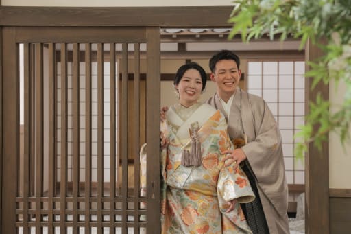 玄関で