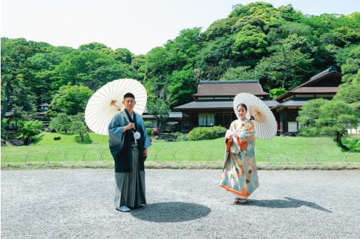 茅葺屋根の家と日本庭園