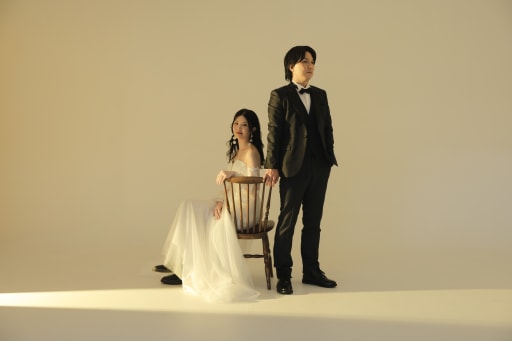 あたたかい光の中で、落ち着いた雰囲気の一枚。スタジオPlusならではの自然で柔らかいトーンが魅力です。