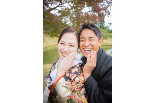 笑い合う瞬間をそのまま切り取った写真。作り込まなくても温かさが伝わります。