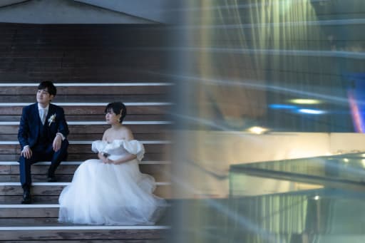 ガラスの反射が未来的な感じの