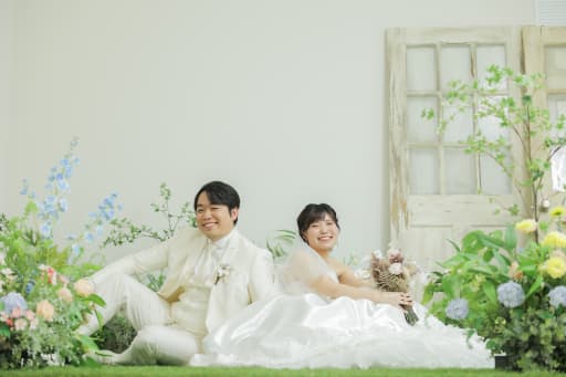 芝生でリラックスして