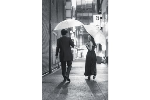 雨の路地に灯る、ふたりの光