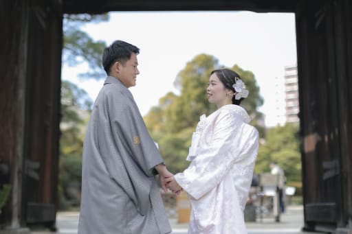 向かい合って手を取り合う