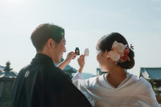 お守りを持って