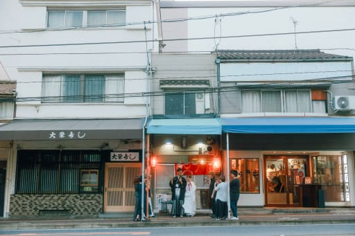 赤い提灯が揺れる中、お二人と常連の皆様と一緒に撮影会が始まります。