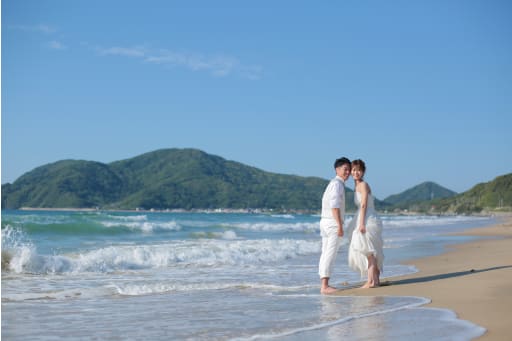せっかく海に来たのなら、裸足になって波を体感したくなるものです。