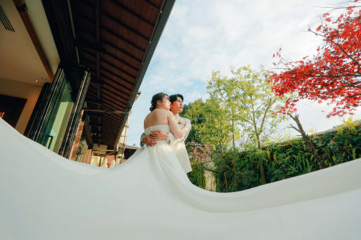 空とドレスの広がりを感じる一枚