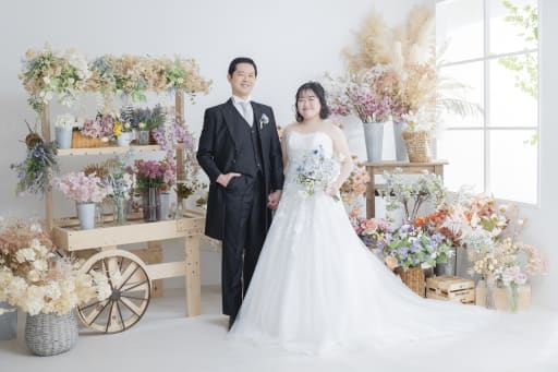 お花屋さんの前で、手を繋いで