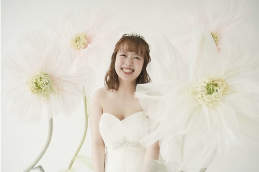 ソロショットも素敵な笑顔です◎