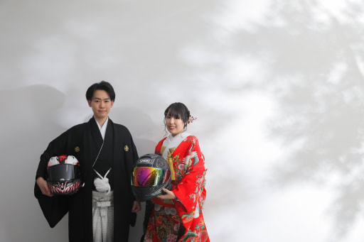 ヘルメッドを抱えて