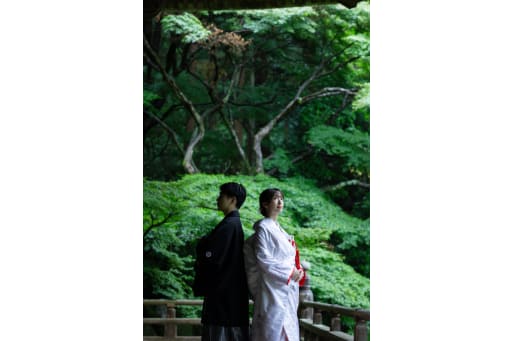 クールな雰囲気でお二人が背中合わせになった一枚。