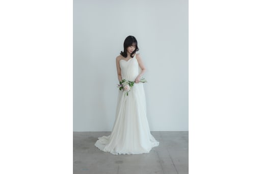 凛とした佇まい、可憐なドレス姿