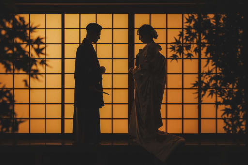 暖かい光と和装姿のシルエット