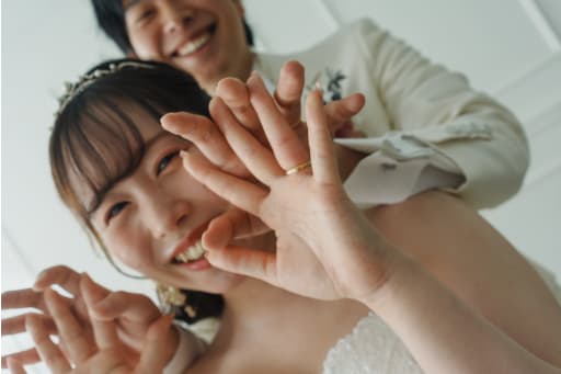 手を...