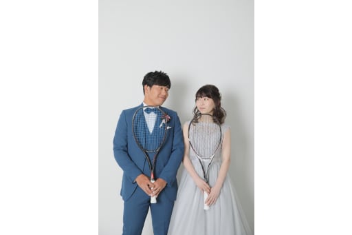 テニスラケットを持って