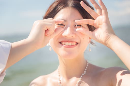 おふざけショット！！！指輪越しの新婦様のソロショット！