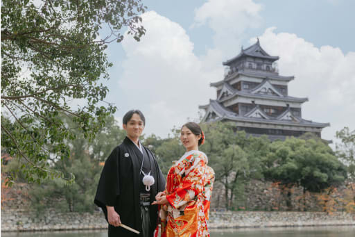 広島城をバックに