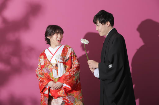 ご新郎様の表情や動きのおかげでご新婦様の緊張が解けた瞬間です！お二人とも笑顔が素敵で、特にご新郎様はいろいろな表情で場を和ませてくださいました。
