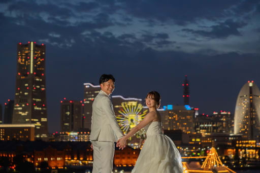 みなとみらいを背景に振り返り