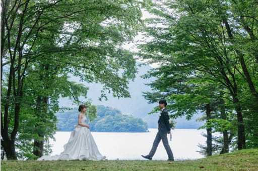 新婦様のところへ歩み寄る新郎様もパシャリ📸